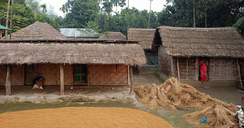 এক সময় দেশের প্রতিটি গ্রামে বা পাড়া মহল্লায় সেই চিরচেনা খড়ের ছাউনির ঘরের বেশ প্রচলন ছিল