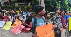 প্রক্টরিয়াল বডির পদত্যাগের দাবিতে চবি শিক্ষার্থীদের বিক্ষোভ 