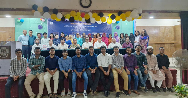 পরিচালক শিক্ষার্থীদের পাঠদানের দায়িত্ব গ্রহণ করেন