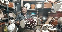 প্রাণ ফিরে পেতে চায় পাবনার বাদ্যযন্ত্র তৈরির কারিগরেরা