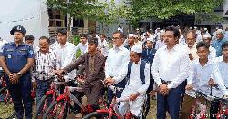 চাঁদপুরে কৃতি শিক্ষার্থীদের হাতে বাইসাইকেল তুলে দিল প্রশাসন
