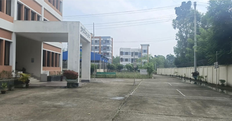 দেশের ৮০টি পল্লী বিদ্যুৎ সমিতির প্রায় ৪৫ হাজার কর্মকর্তা-কর্মচারী একযোগে গণছুটিতে রয়েছেন