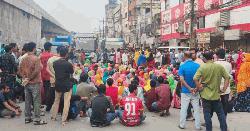 গাজীপুরে বকেয়া বেতনের দাবিতে শ্রমিকদের সড়ক অবরোধ