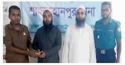 কুড়িয়ে পাওয়া ৫০ হাজার টাকা ফিরিয়ে দিয়ে প্রশংসায় ভাসছেন এসআই