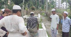 কার্টনে রেখে যাওয়া নবজাতক দাফনের সময় নড়ে ওঠলো, অতঃপর...