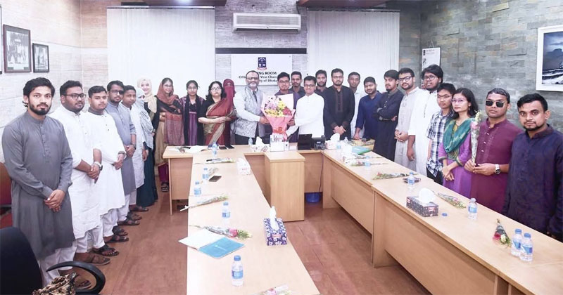 নবনির্বাচিতদের ফুলেল শুভেচ্ছা জানান উপাচার্য অধ্যাপক ড. নিয়াজ আহমদ খান