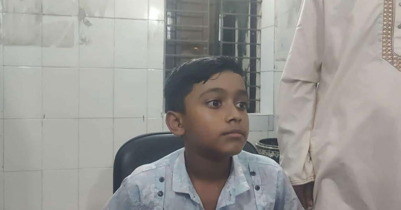 রাত ১০টার সময় বাউফল উপজেলা স্বাস্থ্য কমপ্লেক্সে শিশুটিকে চিকিৎসা দেয়া হয়
