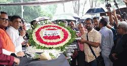 বৃষ্টিভেজা শহীদ মিনারে ফরিদা পারভীনকে শেষ শ্রদ্ধা