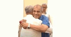 লুৎফুজ্জামান বাবরকে ‘স্যার স্যার’ বলে জড়িয়ে ধরলেন স্বরাষ্ট্র উপদেষ্টা