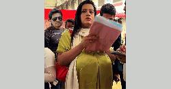 সাংবাদিকরা অশ্লীল সুড়সুড়ি মাখা প্রশ্ন ছুঁড়ে দিত, আর মেয়েটি হেসে হেসে উত্তর দিত
