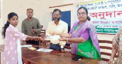 ফরিদপুরে ক্ষুদ্র নৃ-গোষ্ঠীর শিক্ষার্থীদের মাঝে নগদ অর্থ বিতরণ
