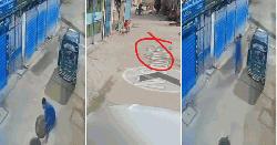 রাজধানীতে ম্যানহোলের ঢাকনা চুরি, ভিডিও ভাইরাল
