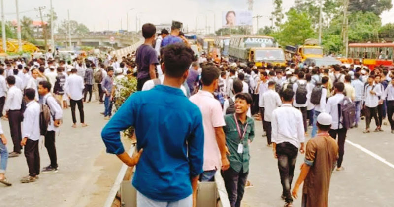 এসময় তারা বিভিন্ন স্লোগান দেয়