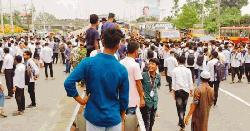 টাঙ্গাইলে ৬ দফা দাবিতে মহাসড়ক অবরোধ 