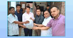নোয়াখালীতে মৎস্য চাষিদের মাঝে ৬ লাখ মাছের পোনা বিতরণ