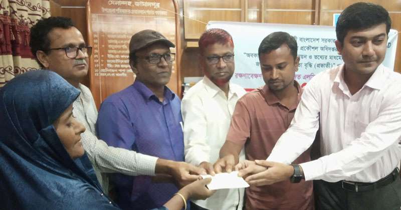 উপজেলা পরিষদ হলরুমে এ অর্থ বিতরণ অনুষ্ঠান অনুষ্ঠিত হয়