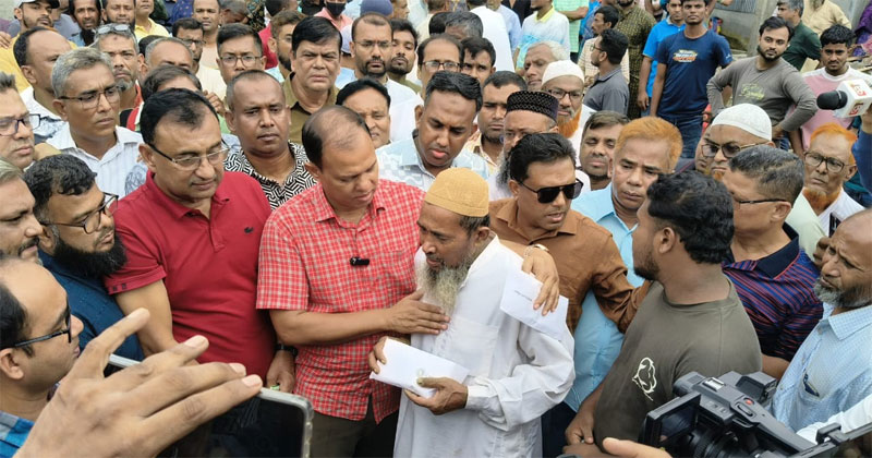 প্রতিনিধি দল সাবগ্রামের নিঃস্ব তিনটি পরিবারের সাথে সাক্ষাৎ করে আনুষ্ঠানিকভাবে তাদের হাতে আর্থিক সহায়তা তুলে দেন