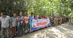 দেবিদ্বারে মন্দিরের রাস্তা বন্ধের প্রতিবাদে এলাকাবাসীর মানববন্ধন