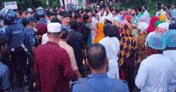 ভালুকায় মহাসড়ক অবরোধ করে শ্রমিকদের বিক্ষোভ   