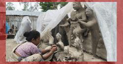 সংসারের কাজের ফাঁকে প্রতিমা গড়ছেন নারীরাও  