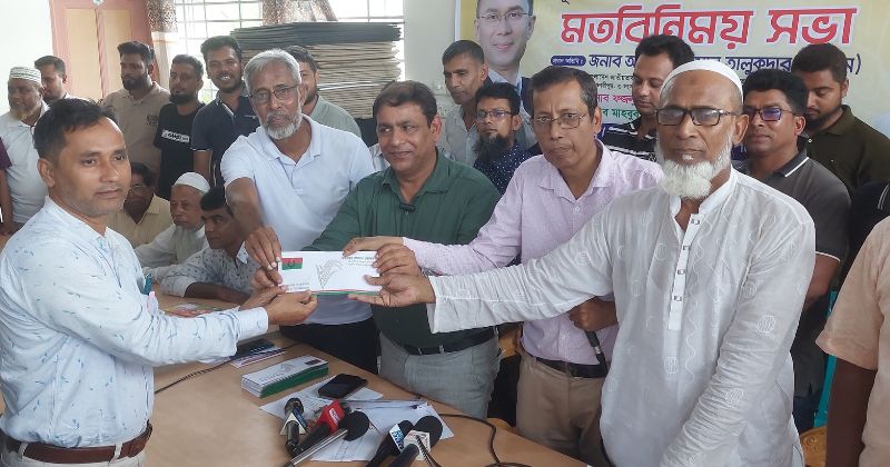 কালকিনি ও ডাসার উপজেলার মোট ৯৯টি পূজামণ্ডপে নগদ অর্থ প্রদান করছেন মো. আনিসুর রহমান