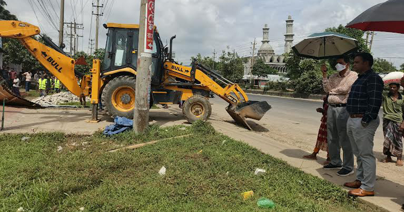 মহাসড়কের পাশের দোকান গুঁড়িয়ে দেওয়া হয়