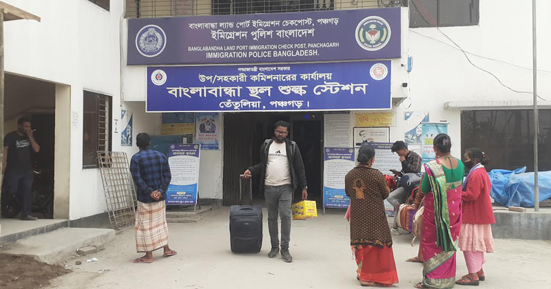 ভিসা জটিলতায় পর্যটকের পরিমাণ কমেছে ইমিগ্রেশনটিতে।