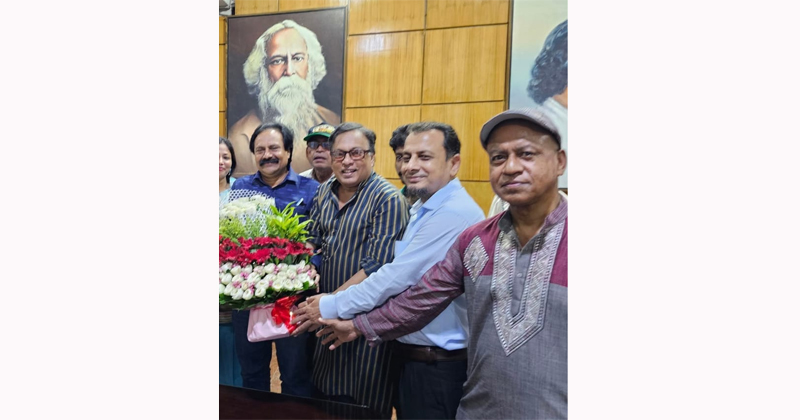 জাতীয়তাবাদী লেখক ফোরামের পক্ষ থেকে নবনিযুক্ত মহাপরিচালককে ফুলেল শুভেচ্ছায় সিক্ত করা হয়