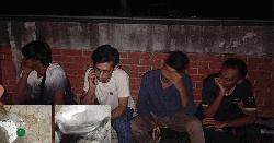 জাবিতে মদ ও গাঁজা সেবনরত অবস্থায় হাতেনাতে ধরা পড়লেন একদল শিক্ষার্থী 