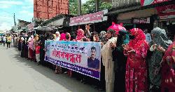 মির্জাগঞ্জে দুই চিকিৎসকের বদলি আদেশ প্রত্যাহারের দাবিতে মানববন্ধন