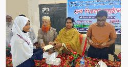 পাঁচবিবিতে সুবিধা বঞ্চিত শিক্ষার্থীদের মাঝে চেক বিতরণ