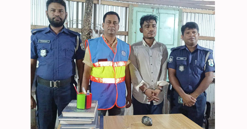 সোমবার দিবাগত রাত সাড়ে ১২টার দিকে চাঁদপুর লঞ্চঘাটের ২নং পন্টুনের উপর থেকে তাকে গ্রেপ্তার করা হয়