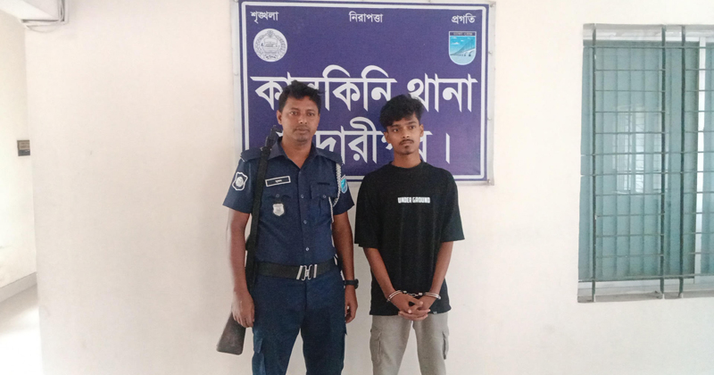 আন্ডারচর নিজ বাড়ি থেকে তাকে আটক করা হয়