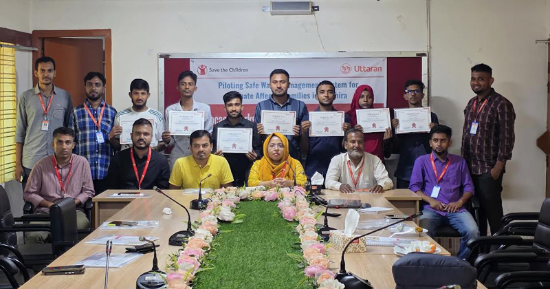 অনুষ্ঠানের শেষ পর্বে নির্বাচিত সাতটি প্রকল্পের সঙ্গে সম্পৃক্ত তরুণদের হাতে সনদপত্র তুলে দেয় অতিথিরা