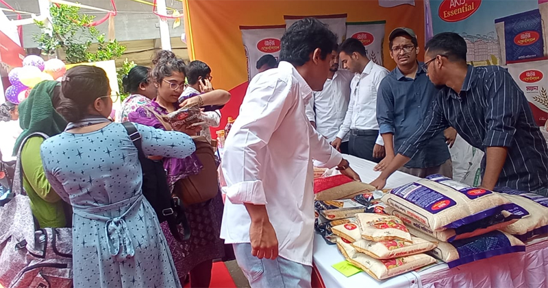 শেষ হওয়ার আগ পর্যন্ত সেখানে উপচে পড়া ভীড় লক্ষ্য করা যায়