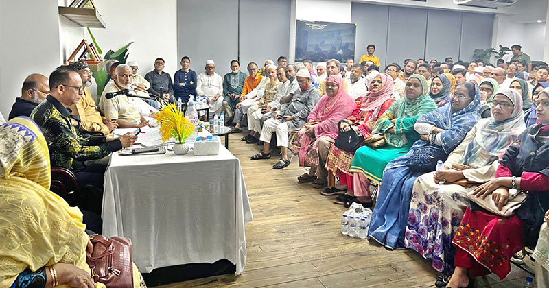 শপথ পাঠ করাচ্ছেন ড. এম এ কাইয়ুম