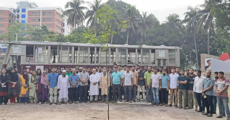 সকাল ৭টায় ক্যাম্পাস থেকে ঢাকার উদ্দেশ্যে যাত্রা শুরু করে বাস