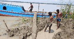 দুমকিতে অবৈধভাবে মাটি কাটার সময় ট্রলারসহ আটক ৫