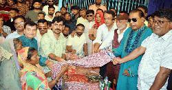 তারেক রহমানের পক্ষ থেকে বগুড়ায় শারদ উপহার বিতরণ