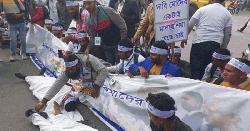 কারওয়ান বাজারে মালয়েশিয়া গমনেচ্ছুদের বিক্ষোভ, যান চলাচল ব্যাহত