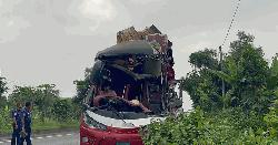 মীরসরাইয়ে কাভার্ড ভ্যানের পেছনে বাসের ধাক্কা, নিহত ১ 