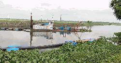 খননের নামে মাটি লুটের অভিযোগ, শঙ্কায় নদী পাড়ের মানুষ