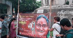 টিএসসিতে হাসিনার জন্মদিন উদযাপন, কেক কেটে খাওয়ানো হলো কুকুরকে