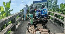 সেননগর ব্রিজে ঝুঁকি নিয়ে চলাচল করছে মানুষ