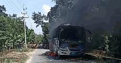 বাসচাপায় সাইকেল আরোহীর মৃত্যু, বিক্ষুব্ধ জনতার আগুনে ভস্মীভূত বাস