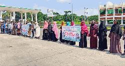 জমির ক্ষতিপূরণে দালালের বাধা, টোলপ্লাজায় ভূমিহীনদের মানববন্ধন