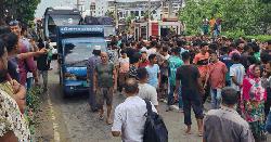 জলাবদ্ধতার প্রতিবাদে সাভারে মহাসড়ক অবরোধ