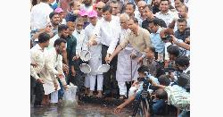 জিয়া উদ্যানের লেকে মাছের পোনা ছাড়লো ‘আমরা বিএনপি পরিবার’