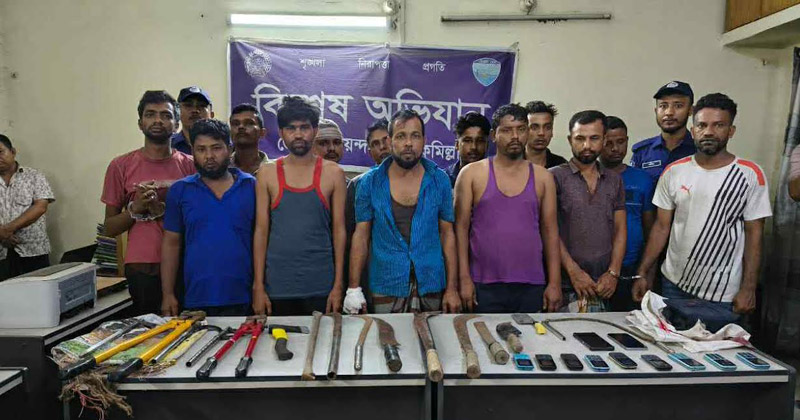১৪ ডাকাত