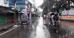 বরিশালে থেমে থেমে বৃষ্টি, ভোগান্তিতে পথচারীরা